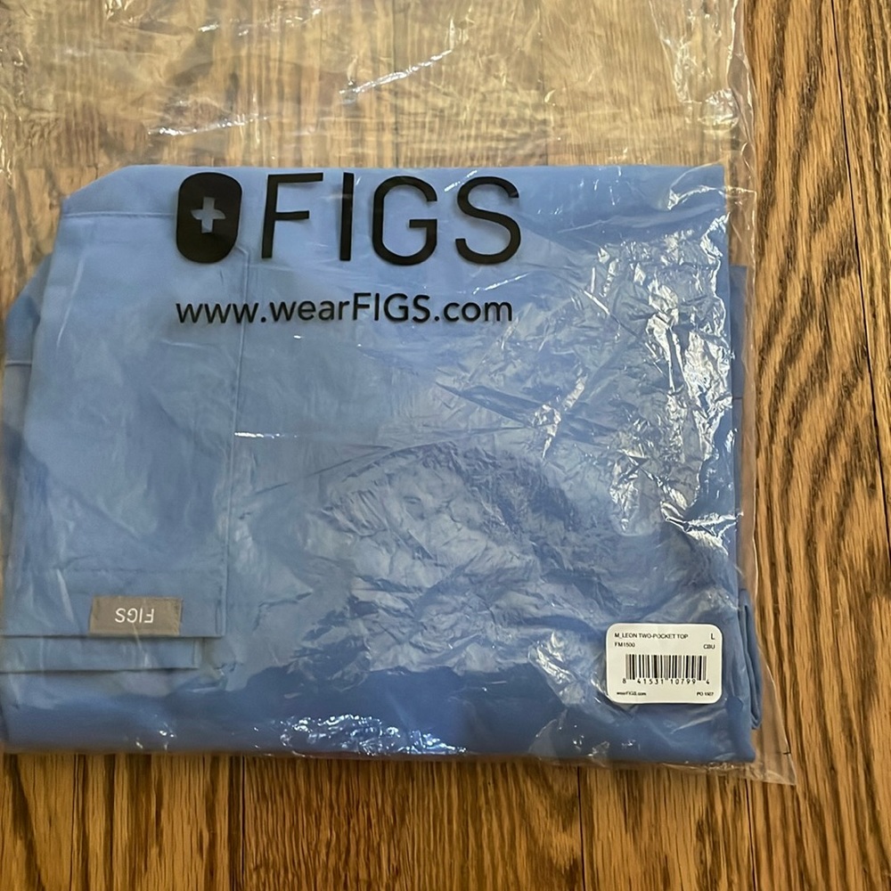 FIGS Leon 3 pocket top men’s L scrub top